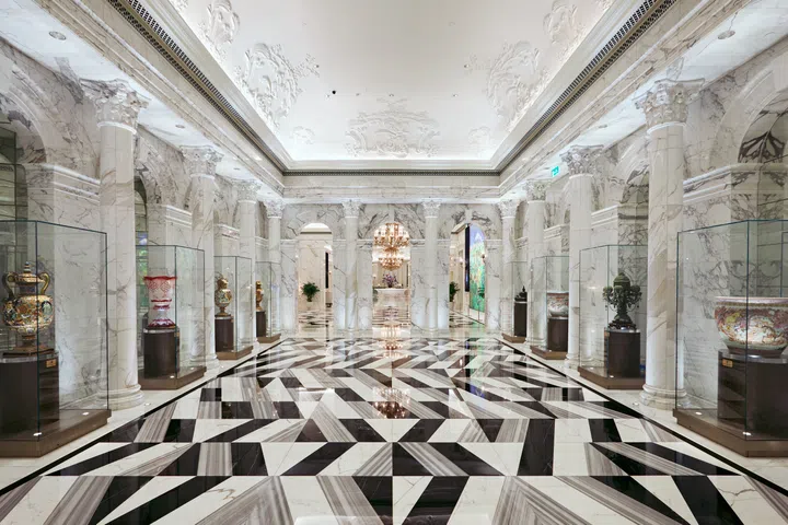 澳门上葡京东翼大堂的雕塑廊，陈列何鸿燊博士珍藏的艺术品，以大理石柱与几何地砖打造出庄严又典雅的空间氛围。澳门3天2夜旅游攻略。