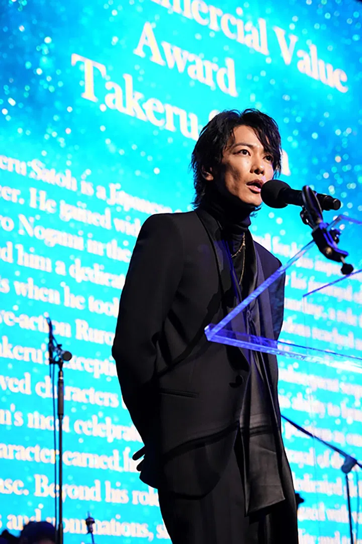 LOS ANGELES, CALIFORNIA - NOVEMBER 14: Satoh Takeru speaks onstage at the 2023 Stars Asian International Film Festival Gala Dinner And Charity Auction at Audrey Irmas Pavilion on November 14, 2023 in Los Angeles, California. (Photo by Gonzalo Marroquin/Getty Images for SH Technology Entertainment)