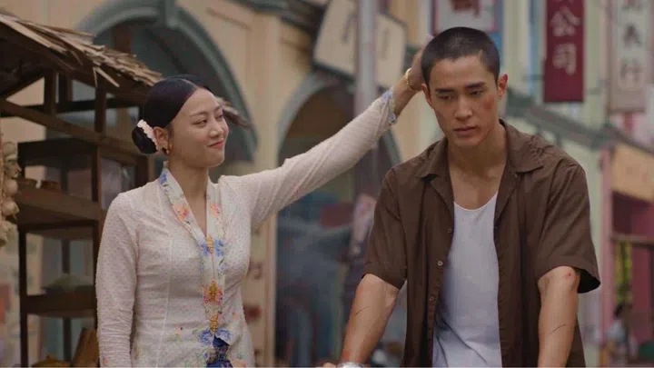 “街头混混”白阿力爱着张心娘，戏里Tasha和Tyler有不少火花。（图：Mediacorp提供）