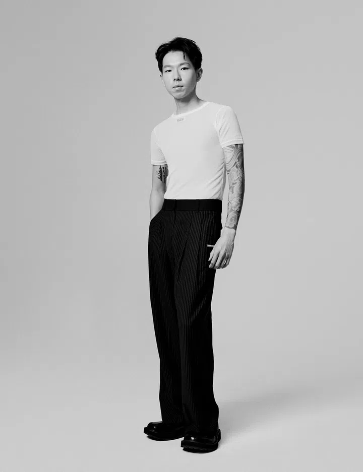 Onitsuka Tiger T恤 $260，牛仔裤 $460，皮鞋 $420（图：《女友》拍摄）