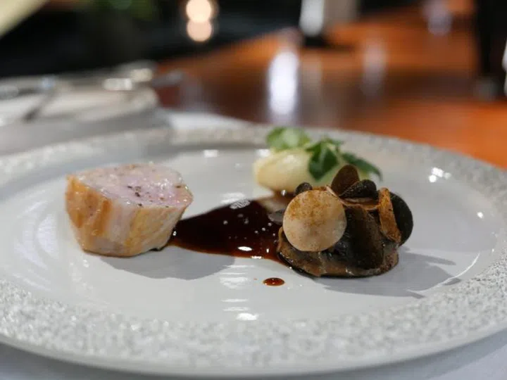 Maiale, funghi e patate是一道意大利风味的菜肴，通常由猪肉、蘑菇和土豆组成（小编手机拍摄）