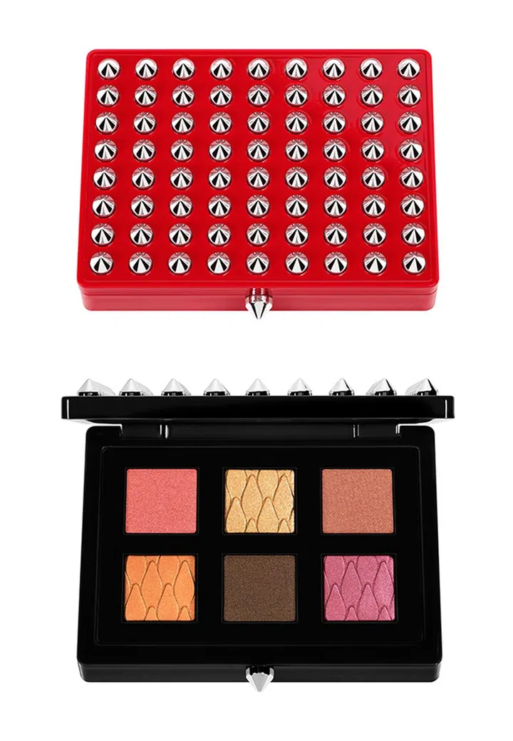 以品牌经典的红色和黑色为设计，这两款布满铆钉的美妆盒，不仅外形抢眼，重点是你还可自由更换里头的眼影彩盘，为环保尽一份力。