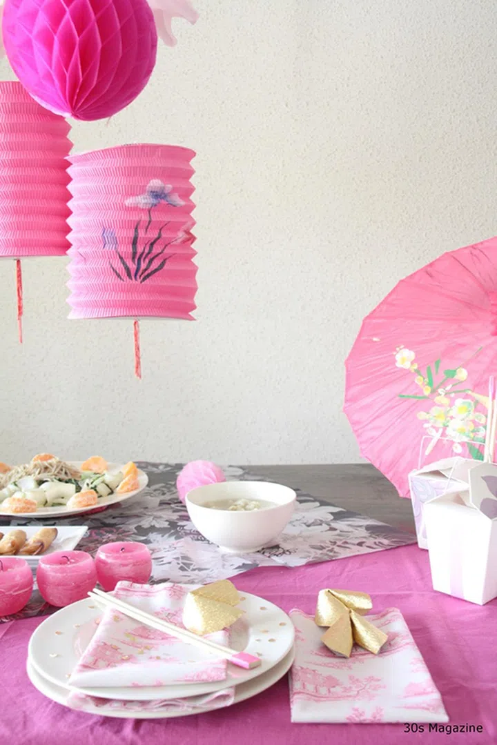 若觉得红色太过俗气，可以选择颜色温和的粉红色，还能double up带来浪漫气息