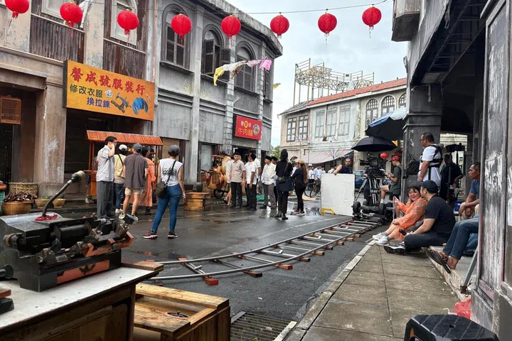 新加坡本地女摄影指导Jolinna正为即将国家图书馆举办的展览所准备，暂定于12月第一周开放，展览名称为《Albatross File》。图为拍摄现场。