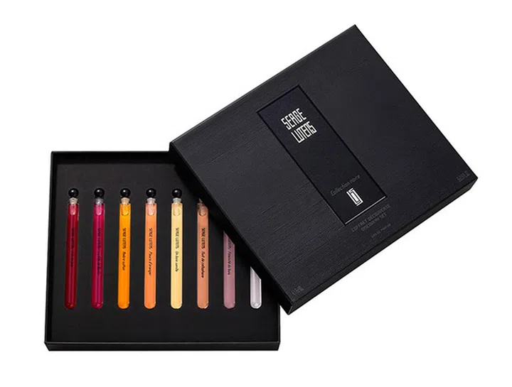 若你对于法国小众香氛品牌SERGE LUTENS 不太熟悉，最好的方式就是从它近来推出的香氛套装下手啦！当中包含8款4ml的香氛：Fils de joie、La fille de Berlin、Ambre sultan、Fleurs d’oranger、Un bois vanille、 Nuit de cellophane、Féminité du bois et和l’Orpheline，让你一次饱尝几款经典香，好好选出最适合你的香氛。