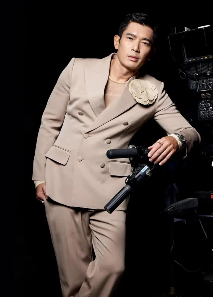 黄俊雄2024年红星大奖造型，以Dolce&Gabbana套装搭配Cartier腕表及珠宝