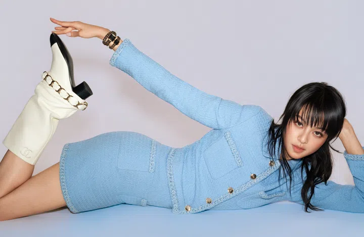 香港新生代艺人卢慧敏身穿浅蓝色粗花呢套装，脚踏白色长靴，姿态自信地侧卧在浅色背景上，展现优雅与俏丽并存的现代魅力。卢慧敏封面人物专访。