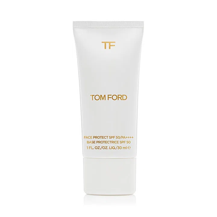 高端美妆品牌Tom Ford的这款全白饰底霜，含有SPF 50/PA++++的超高防晒系数，能为肌肤进行第一层的防护。当中含有抗氧化和抗敏配方，再加上轻薄易吸收的配方，确保肌肤充满亮泽，但又不影响后续的粉底加叠。