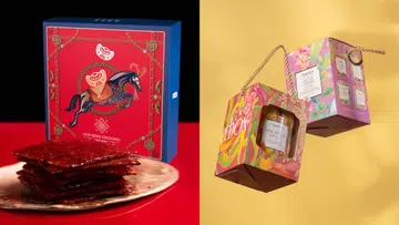 画面左侧是一盒以马年为主题设计的红蓝色礼盒包装肉干，礼盒前方摆放着多片叠放整齐的肉干，置于金色圆盘上，整体色调以红色为主，营造浓厚新春氛围；右侧则是Chatterbox Festive Cookies节庆年饼礼盒，采用粉色与热带花卉图案设计的手提盒包装，盒内可见凤梨球饼干罐，背景为温暖的金黄色，呈现新春送礼的喜庆感。整体画面展示马年新春年饼从传统肉干到创意饼干礼盒的多元选择，适合拜年与节庆送礼使用。 2026马年年饼推荐：新春送礼与拜年点心精选