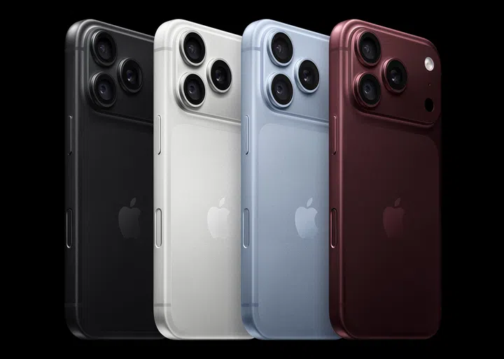 四款iPhone 18 Pro配色并排展示于黑色背景前，由左至右分别为黑色Black、银色Silver、浅蓝色Glacier与酒红色Burgundy。四款手机均以背面示人，可见三镜头相机模组、闪光灯及机身侧边按键；不同配色从低调经典的黑银色，到清新的浅蓝色及较为沉稳的酒红色，呈现iPhone 18 Pro不同风格的外观选择。