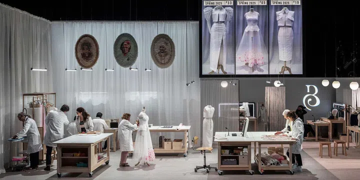 《LACRIMA》以一件王室高定婚纱串联工匠的劳作，带观众直面毁灭与赋予生命意义之间的张力