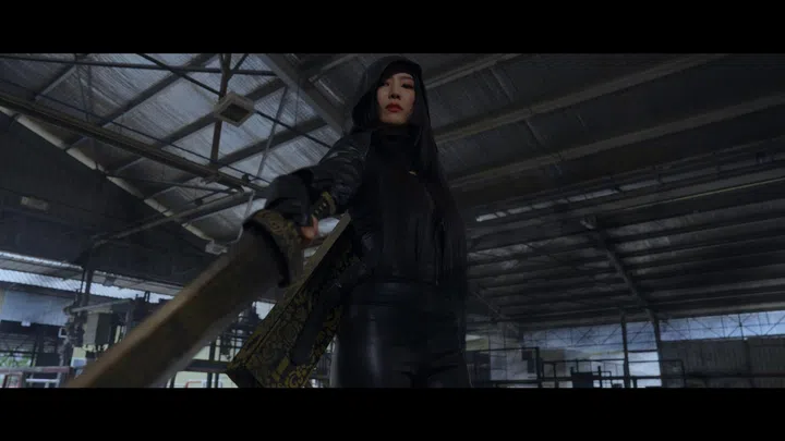 Ferlyn在《带剑女孩》第十一集中饰演化成风，身穿黑色造型、手持大刀站在室内场景中，神情冷静凌厉，画面充满张力。