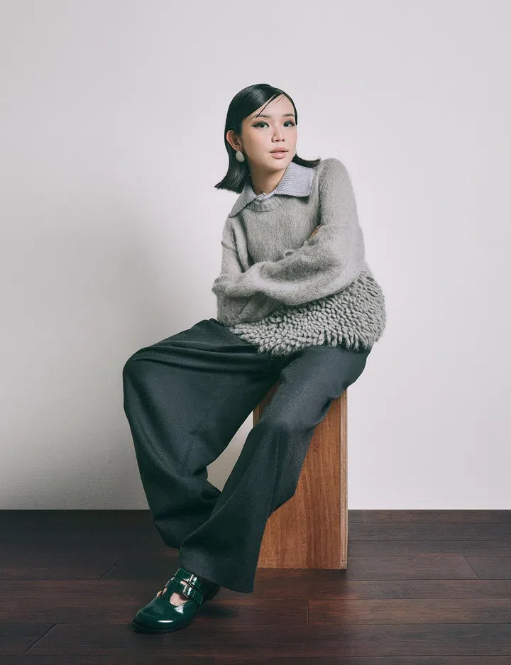 LOEWE 套头衫 $5550, 裤子$2200, 玛丽珍鞋 $1800; & Other Stories 耳环 $69