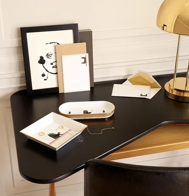 (From left) Cartier Panthère de Cartier陶瓷托盘(四件套) $800、长形陶瓷托盘 $850、卡片及信封组套 $290