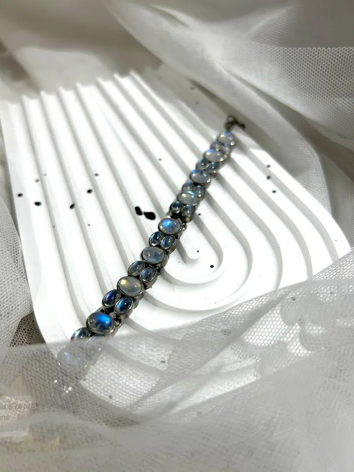 《女友》精选好物：The Curated Collective —— Crystal Chain定制水晶手链