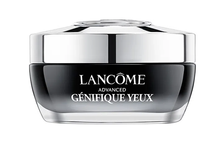口碑极佳的LANCOME Advanced Génifique Yeux眼霜近来再升级！升级版添加了能维持肌肤健康的7种益生菌和益生元，再加上玻尿酸和维他命C衍生物（维他命CG），一系列的活性成分据说能改善黑眼圈、眼袋等多种眼部问题，让眼周肌肤在短短7天就可看到不同！