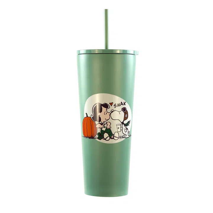 Peanuts x Starbucks绿色吸管杯，杯身呈金属光泽，搭配同色平盖与直吸管。正面浅色圆形图案中，Snoopy戴着飞行帽和绿色围巾亲吻Lucy，旁边放着橙色南瓜，上方点缀爱心与“SMAK”字样。