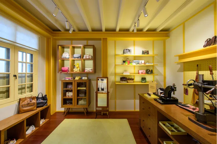 约闺蜜到Coach Play概念店，在手工艺吧（图）为彼此定制专属礼物。