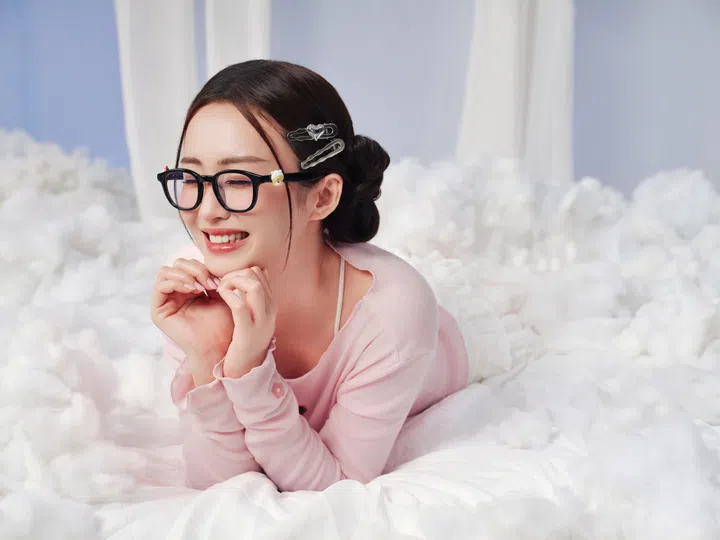 POP MART × Lenskart Sweet Bean限量眼镜系列亮相｜Baifern与Namtan出席新加坡快闪