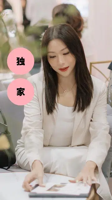 Rachel Wan在澳洲户外树林步道上举起相机拍摄风景，身穿米白色羽绒外套、针织帽与彩色围巾，背着相机包，展现旅行生活中的随性自在状态。Rachel Wan：最好的感情，是让我更像自己。Rachel Wan身穿白色上衣与米色西装外套，坐在室内空间里翻阅相册或书本，神情温柔专注，桌旁摆放绿色手袋与装饰植物，画面呈现沉静优雅氛围。Rachel Wan：最好的感情，是让我更像自己