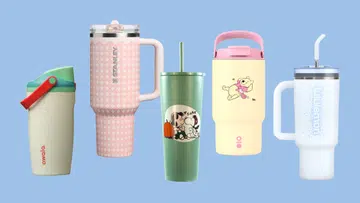 浅蓝色背景上并列展示五款水壶与随行杯：Owala米白色水壶搭配绿色杯盖和橙红色提环、Stanley粉色几何花纹手柄杯、Peanuts x Starbucks绿色角色图案吸管杯、Montigo小熊维尼黄色水壶搭配粉色提手，以及lululemon浅蓝色斑点手柄吸管杯。
