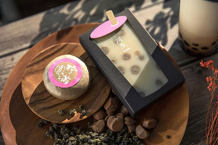 来自台湾的品牌阿原（Yuan Skincare)，主打所有草药香皂皆百分之百天然，每块肥皂必须先经过 18 个全天然的制皂步骤，再冷凝 60 天以保存肥皂里的愈合性成分。今年农历年品牌推出限量版的“珍圆满”礼盒，珍珠奶茶的包装实在有趣！“奶茶”里含有马樱丹、咸丰草、薰衣草和黑糖，珍珠的部分含乌龙茶叶。用后能紧致毛孔、均匀肤色、给肌肤满满的营养！