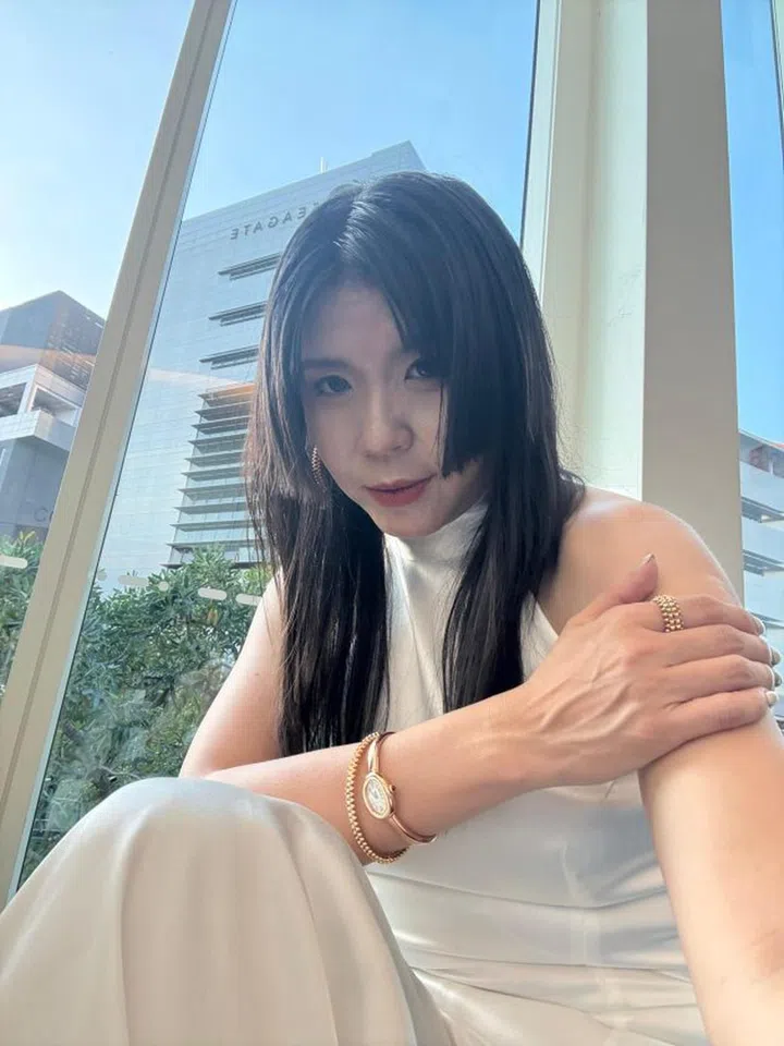 主编艳玲出席《红星大奖》的造型：佩戴Cartier Clash de Cartier系列玫瑰金戒指、手镯及耳坠，搭配Cartier Baignoire玫瑰金手镯式腕表