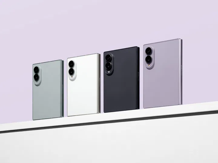 Samsung Galaxy Z Fold8四色产品展示图，四台折叠状态的Galaxy Z Fold8并排摆放于白色展示台上，分别展示不同机身配色，包括绿色、白色、黑色及Lavender（薰衣草紫）。四款手机皆采用雾面背板设计，配备双镜头相机模组及LED闪光灯，侧边可见Samsung品牌标志。背景采用淡紫色渐层搭配柔和光线，整体画面简约现代，突显Galaxy Z Fold8轻薄机身、极简设计及多种配色选择。