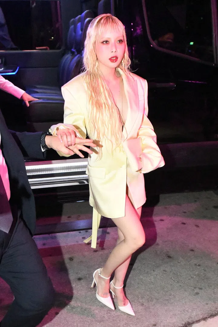 泫雅出席Hugo Boss品牌时装秀时的打扮。(图：Tpgimages）