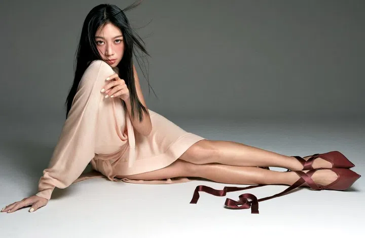 服饰：Ferragamo dress $5,350， mules $1,790图：《女友》拍摄