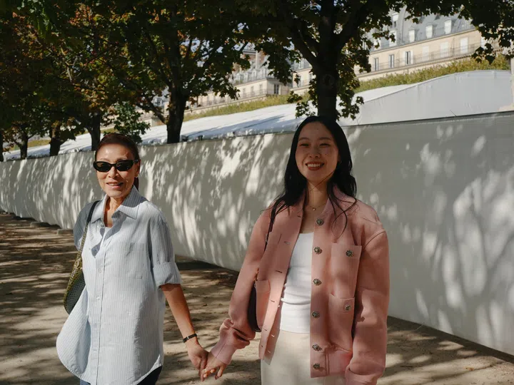 一起经历巴黎时装周，Kheng Hua说又是能纳入母女两共同“人生宝盒”里的时光与经历。