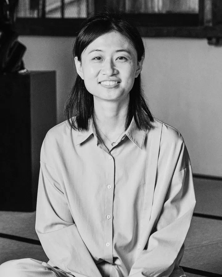 现居京都的中国漆艺家隗楠，专注材料与工艺实践，作品曾展出于多地并被V&A等机构收藏 