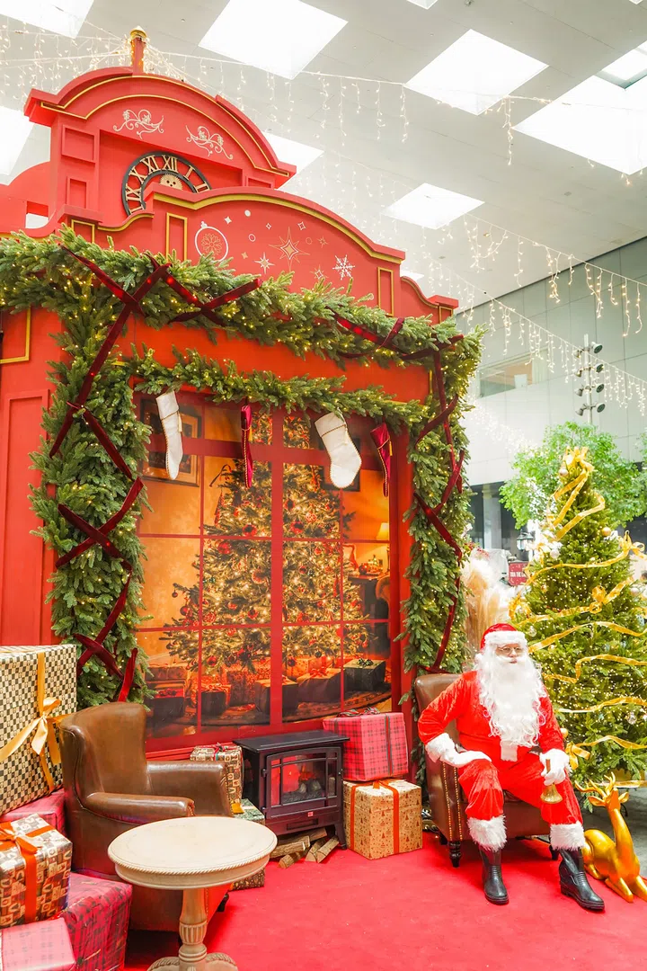 圣诞主题布置中包含圣诞树、礼物盒与圣诞老人模型，营造温暖节日氛围的场景。2025新加坡圣诞节攻略：8个值得一去的圣诞市集与活动
