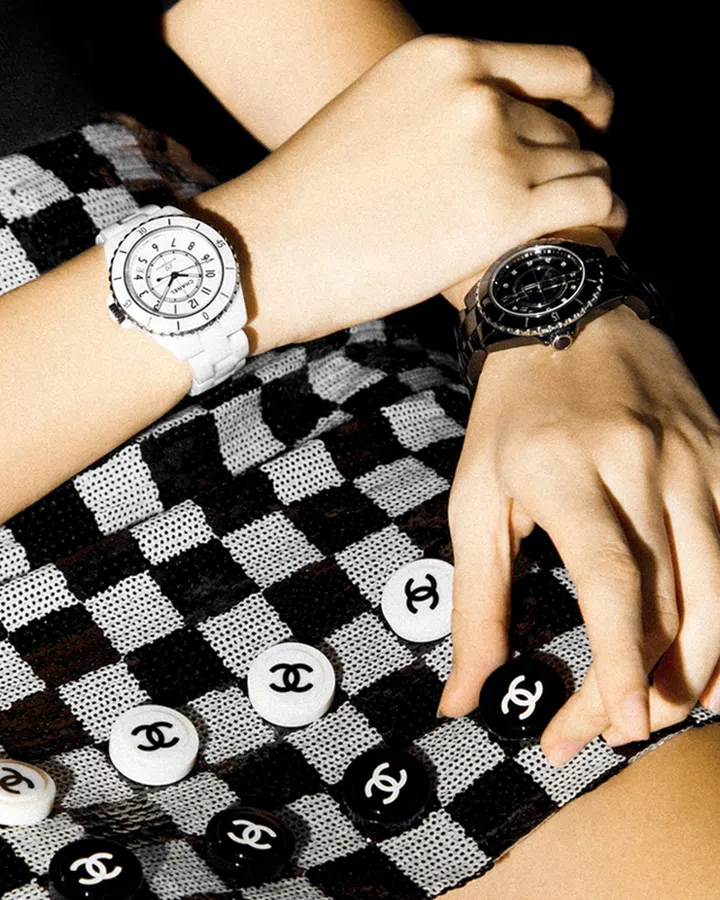 Chanel J12搭载Caliber 12.1自动上链机械机芯、38mm精密陶瓷及精钢表壳、精密陶瓷表链腕表 $10,000; 搭载Caliber 12.1自动上链机械机芯、镶钻精密陶瓷表盘、38mm精密陶瓷及精钢表壳、精密陶瓷表链腕表 $11,950