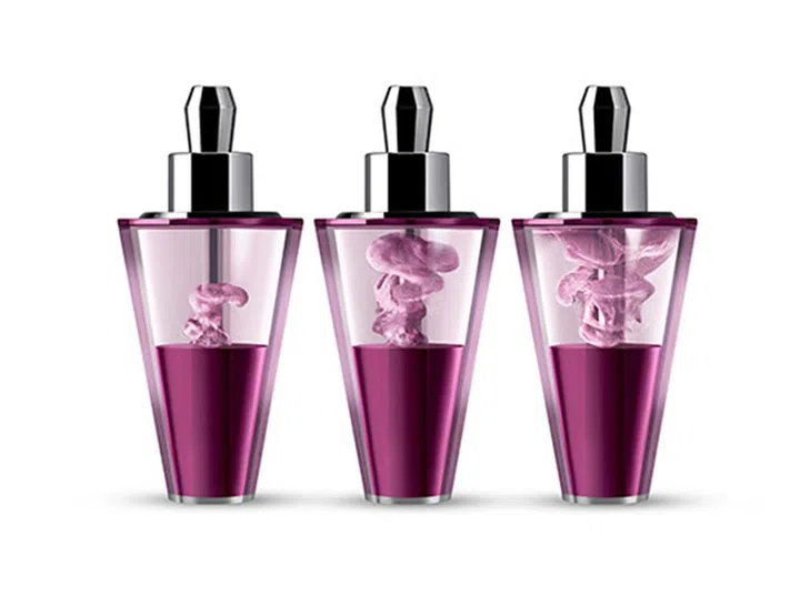 LA PRAIRIE最新推出的密集护理安瓶组合，可组成一个月的使用量，每年仅需间歇性使用四次，独家的铂金多肽复合物和植物精粹精华就能让活性因子更快速抵达肌肤深层，激活肌肤细胞，重组肌肤并且修复肌肤干细胞。设计上延续品牌的简洁奢华，首次使用时只要将精华放在铂金焕变盘上再顺时针转动，即可启动铂金激活器，瞬间美丽的紫色云雾出现，绽放活性成分，之后再摇晃瓶身，精华就会转化为乳白色。铂金焕变盘之后还能用作托盘放置精华，设计相当贴心，重新定义奢华体验！