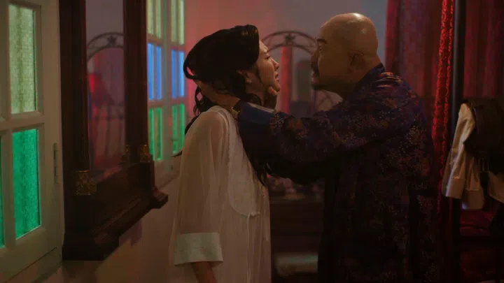 虽然有好几场大尺度的剧情，但Ferlyn并不担忧。其中一场戏，与陈天文对戏时，还因为过于投入，而忘了换道具！（图：Mediacorp提供）