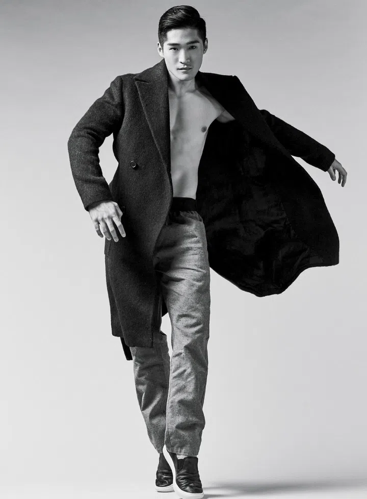 Q: 会怎样跟女人搭讪？A: 上前作自我介绍，然后问她名字再聊天。我觉得先介绍自己很重要，突然问对方问题会很唐突。