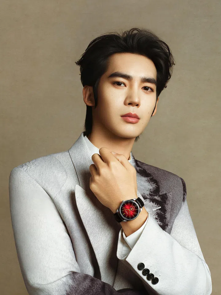 Longines优雅形象大使于适佩戴Master系列马年生肖限量腕表