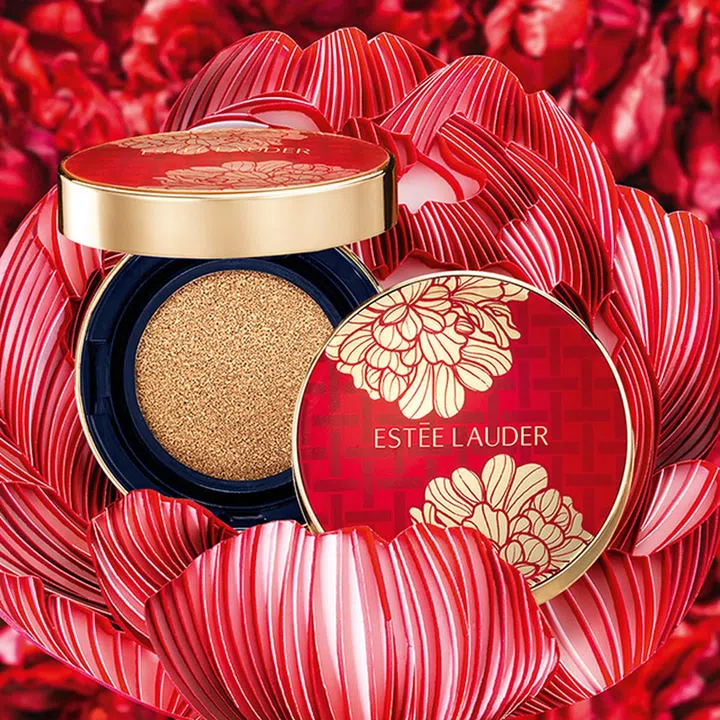 牡丹作为花中之王，一直以来都象征着富贵和好运。Estee Lauder Limited Edition Red Double Wear Soft Glow Matte Cushion Compact气垫霜以牡丹为设计主题，握在手中都能感觉到满满的喜庆的氛围。