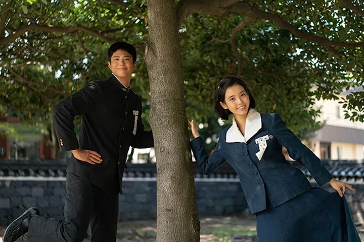 When Life Gives You Tangerines (L to R) Park Bo-gum as Yang Gwan-sik, IU as Oh Ae-sun in When Life Gives You Tangerines Cr. Yoo Eun-mi/Netflix © 2025