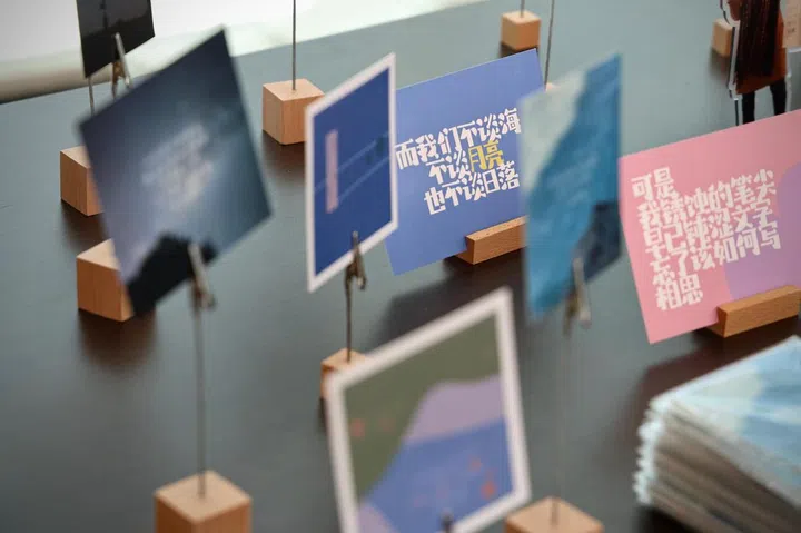 除了诗集，安诗一也一手包办周边文创品，不仅独具一格，这份巧思也是希望即便不读诗的朋友，也能“带着”诗句移动。（图：受访者提供）