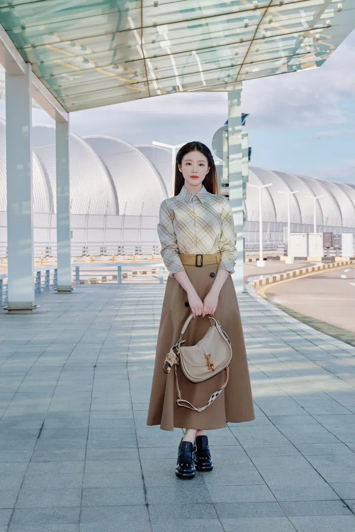 韩团(G)I-DLE成员舒华携带Burberry Small B Clip Messenger Bag手袋 时装周机场造型 