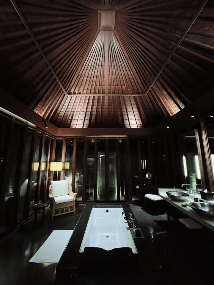 Premier Ocean View Villa内的宽敞浴室（小编手机拍摄）