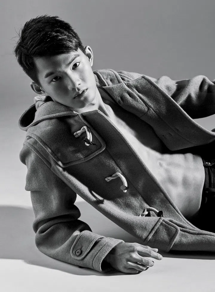 Q: 每天的日程是怎样的？A: 上午修读法律，下午训练，晚上学演戏。周末参加各种活动、训练、学习。你看……哪有时间交女朋友？