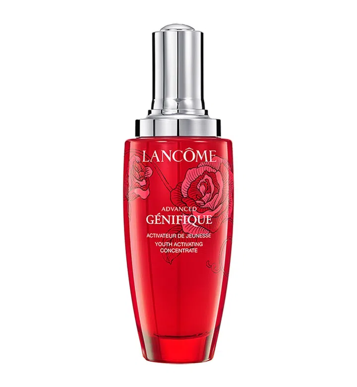 法国美容品牌Lancôme，趁着来临的农历新年，特别与中国画家兼摄影师孙郡合作，在Lancôme Advanced Génifique Youth Activating Concentrate肌底精华瓶上绘制出生机盎然的玫瑰，让经典的“小黑瓶”换上美丽的花衣裳，并邀请吴亦凡、周冬雨和Lily Collins坐镇2021的新年大片，从巴黎到上海，为大家送上最浪漫和暖心的祝福。