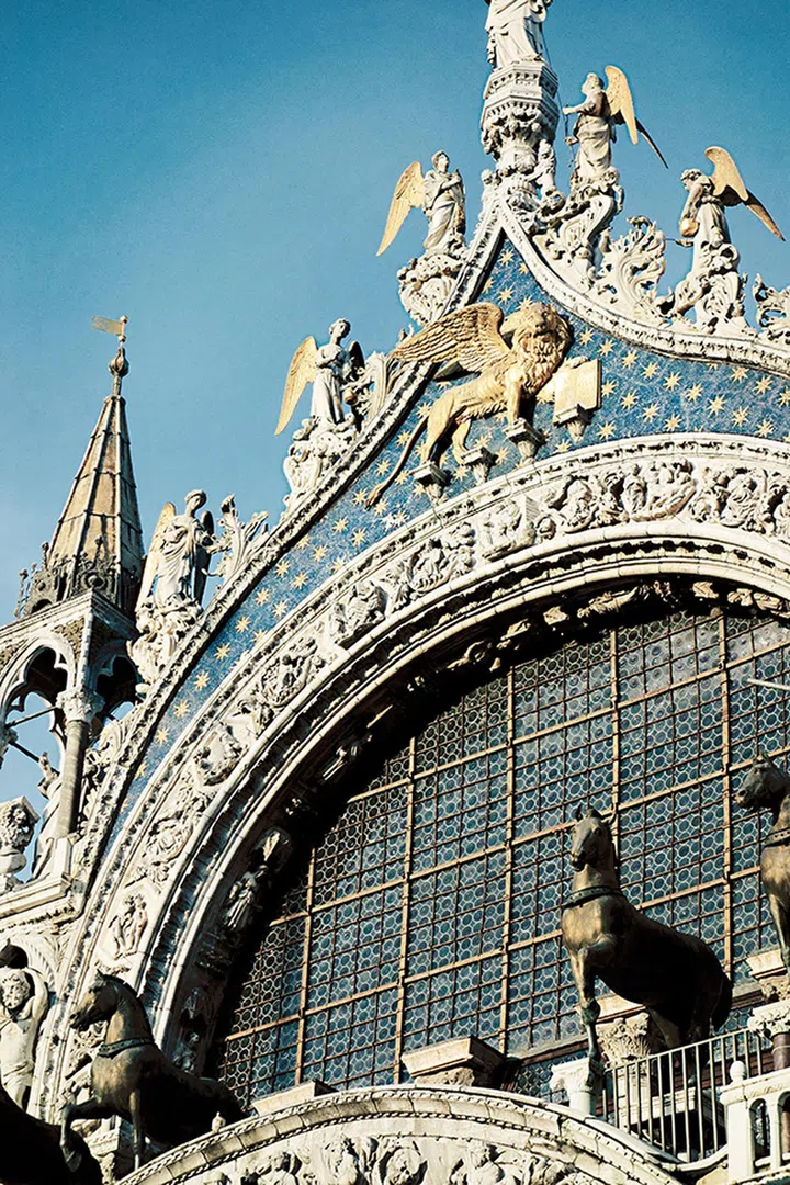 威尼斯Basilica of San Mark 大教堂上的金色翼狮 (图 Philippe Galowich)