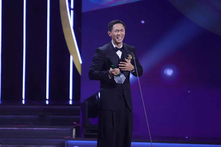 《红星大奖2026》现场，张奕恺身穿黑色西装手持奖座在台上发表感言，一手轻放胸口情绪激动，站在聚光灯下分享得奖喜悦，记录他首次跻身“十大最受欢迎男艺人”的重要时刻。《红星大奖2026》首次入围“十大”的张奕恺