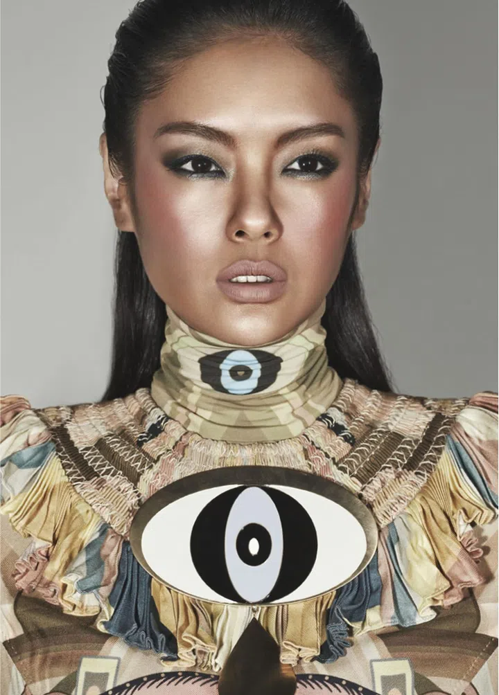 Sheila是女模出身，几乎什么造型都尝试过，但是这样大胆地被变黑，绝对是破天荒，好惊艳！