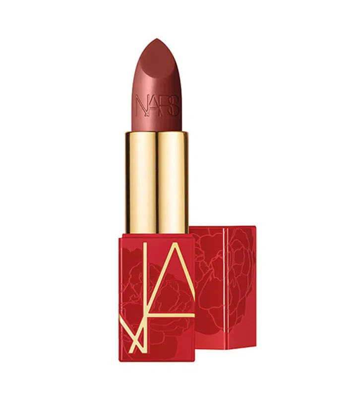 富含辣木和百香果籽油萃取，用来润唇又显色。限量版的牡丹花印花包装，用来也能增添几分喜气。酒红色调的Banned Red，低调不张扬，不喜欢一般的正红色，来临农历年或许可考虑它。