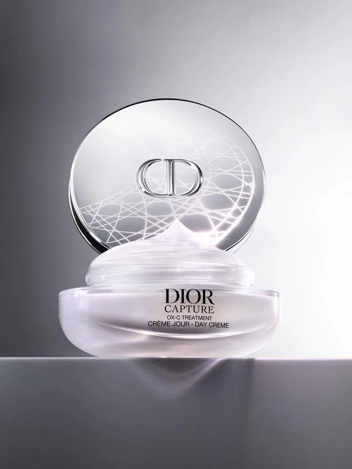 Dior Capture La Crème面霜结合双重透明质酸和多重保湿因子，为肌肤筑起保护屏障。